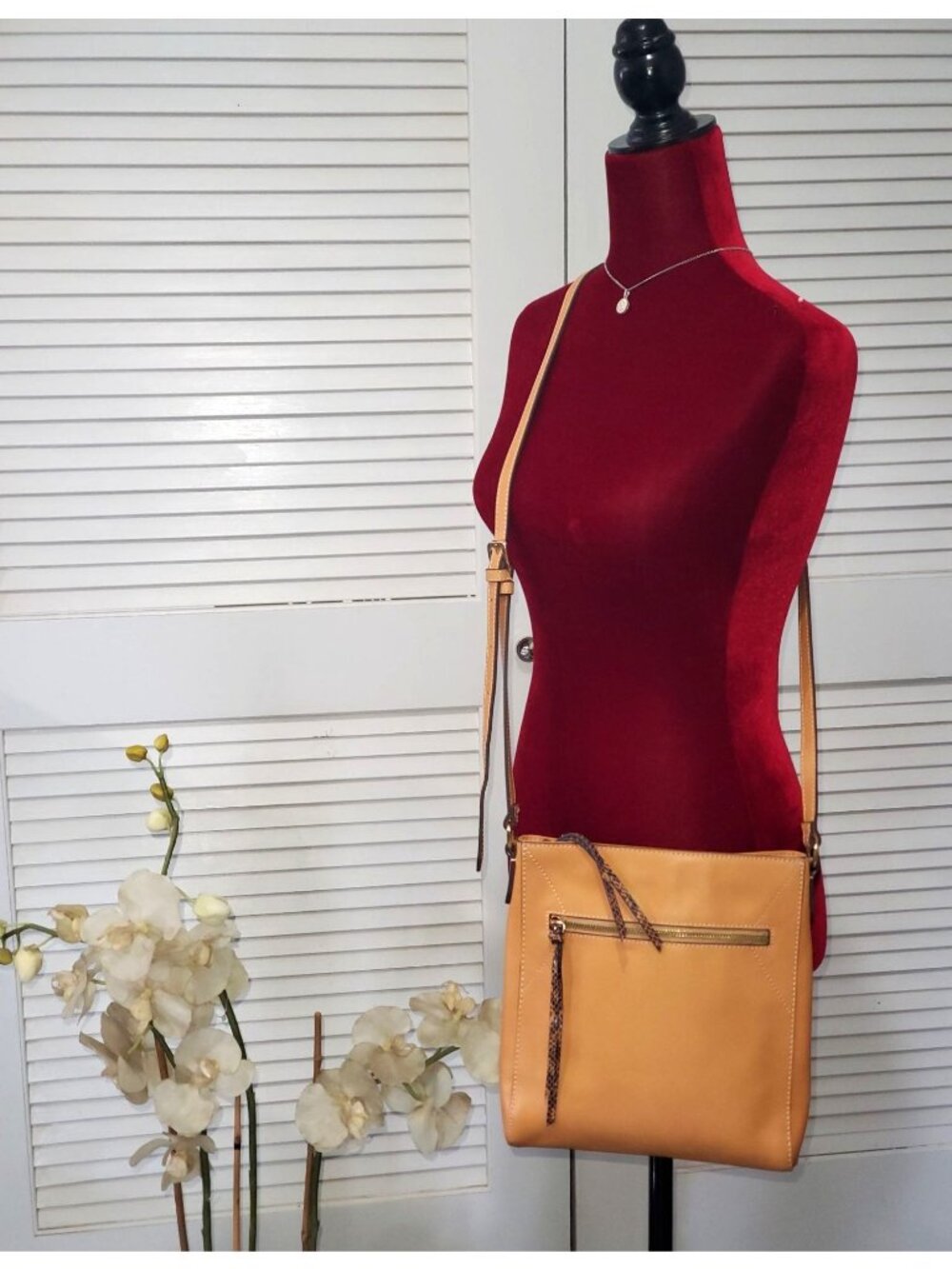 NWOT G.I.L.I. Women's Honey Brown Leather Flat Double Zip Crossbody 1438 - Picture 2 of 11